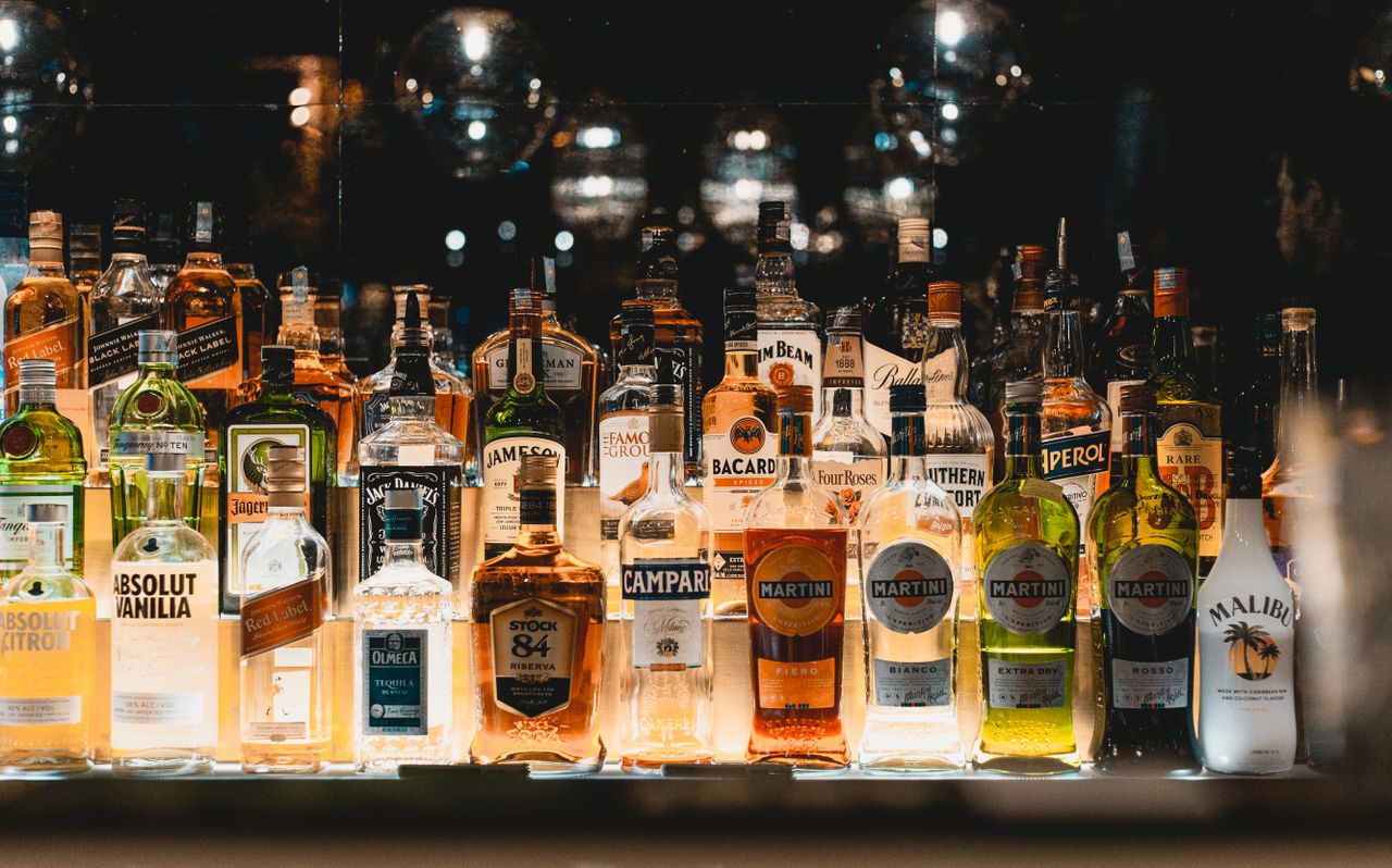 How Much Alcohol for 100 Guests: A Complete Shopping Guide